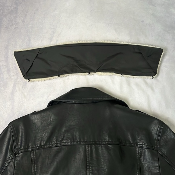 FOREVER 21 Woman’s outerwear leather jacket with removable faux fur collar - Picture 5 of 5